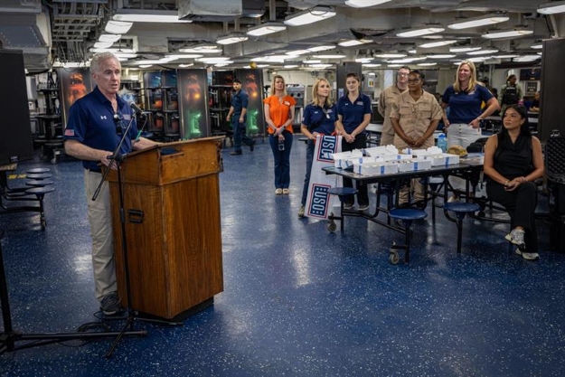 USO opens first center aboard amphibious assault ship image
