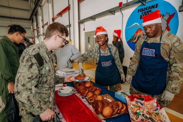 USO volunteers serve food for the holidays USO volunteers serve food for the holidays