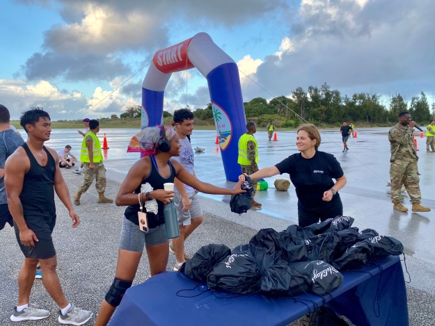 USO volunteers hand out bags at morale run USO volunteers hand out bags at morale run